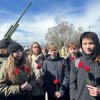 ЦВЕТЫ К ПОДНОЖЬЮ МОНУМЕНТА