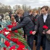 ЦВЕТЫ ПАВШИМ ГЕРОЯМ
